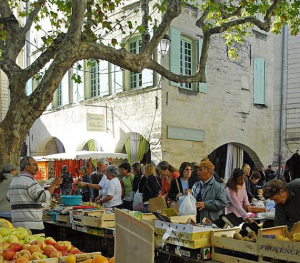 Le-marche-de-la-place-aux-herbes_Uzes©Aline_Perier-OT-Pays-d-Uzes