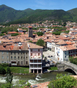 Quillan-vue-generale-riviere©S-Dossin-OT-Pyrenees-audoises