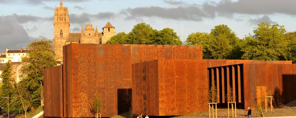 Le musée Soulages et la cathédrale_CRT Occitanie_Patrice THEBAULT